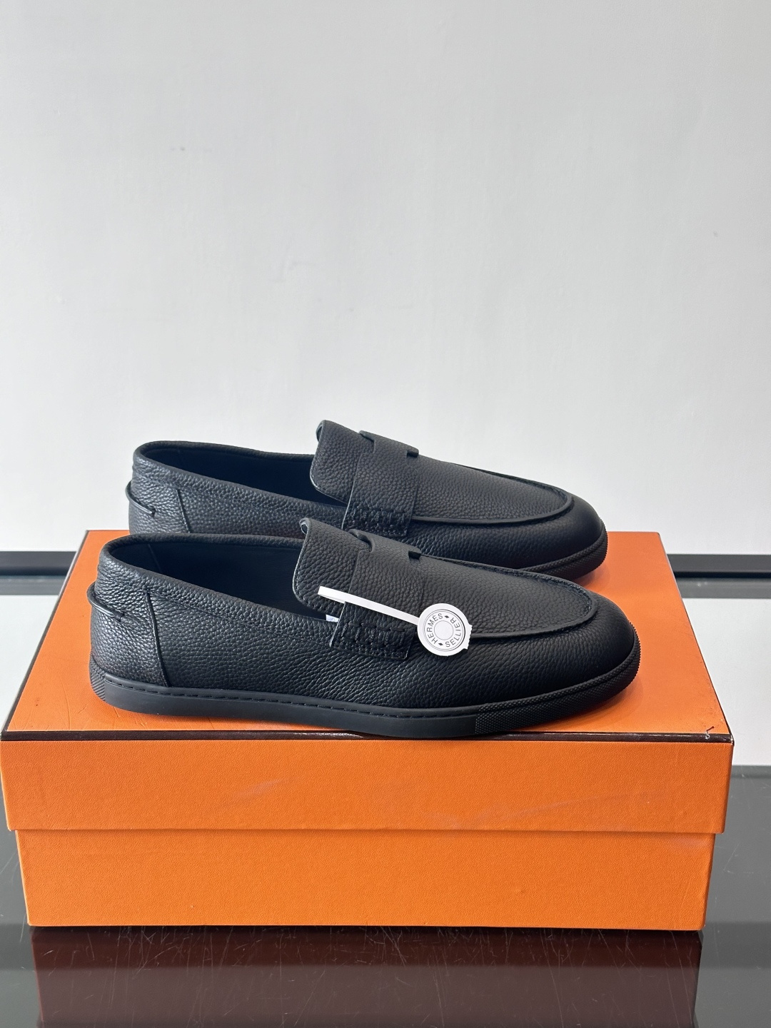 H爱马仕男士皮质乐福鞋，采用经典马衔扣设计，搭配橡胶厚底，皮质细腻有纹理，整体风格兼具复古优雅与现代休闲