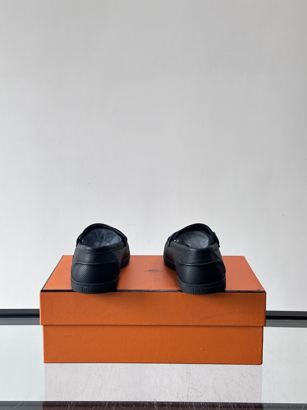 H爱马仕男士皮质乐福鞋，采用经典马衔扣设计，搭配橡胶厚底，皮质细腻有纹理，整体风格兼具复古优雅与现代休闲