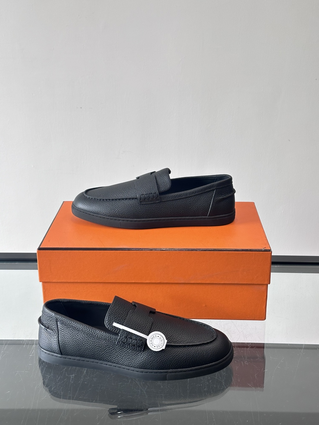 H爱马仕男士皮质乐福鞋，采用经典马衔扣设计，搭配橡胶厚底，皮质细腻有纹理，整体风格兼具复古优雅与现代休闲