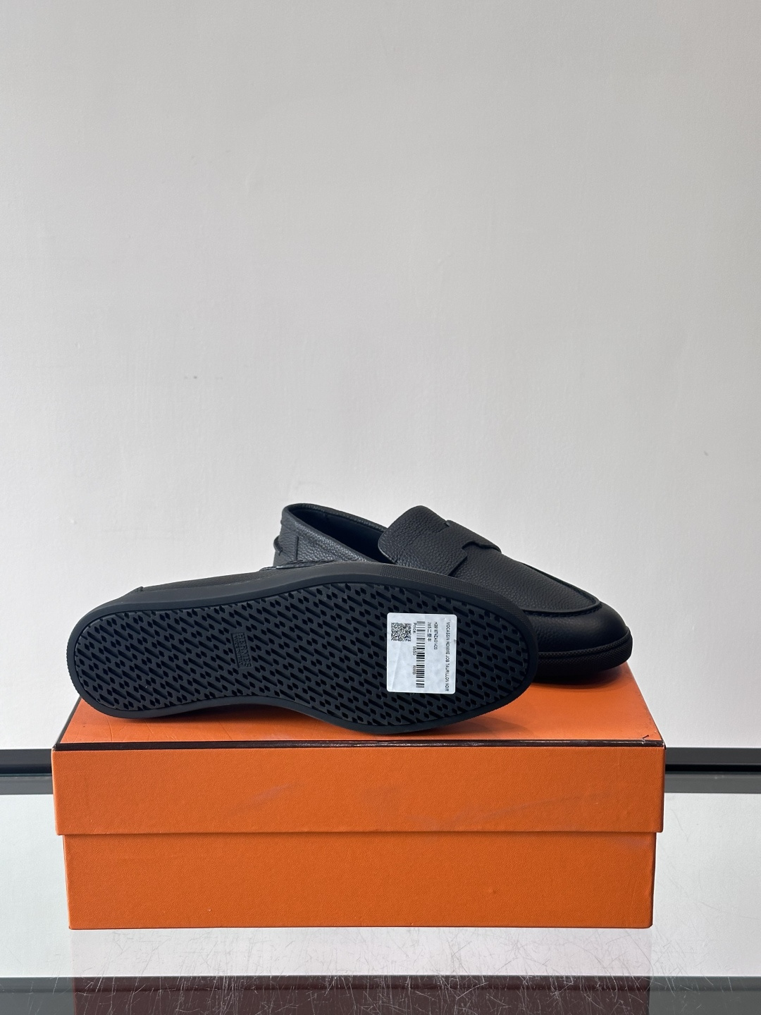 H爱马仕男士皮质乐福鞋，采用经典马衔扣设计，搭配橡胶厚底，皮质细腻有纹理，整体风格兼具复古优雅与现代休闲