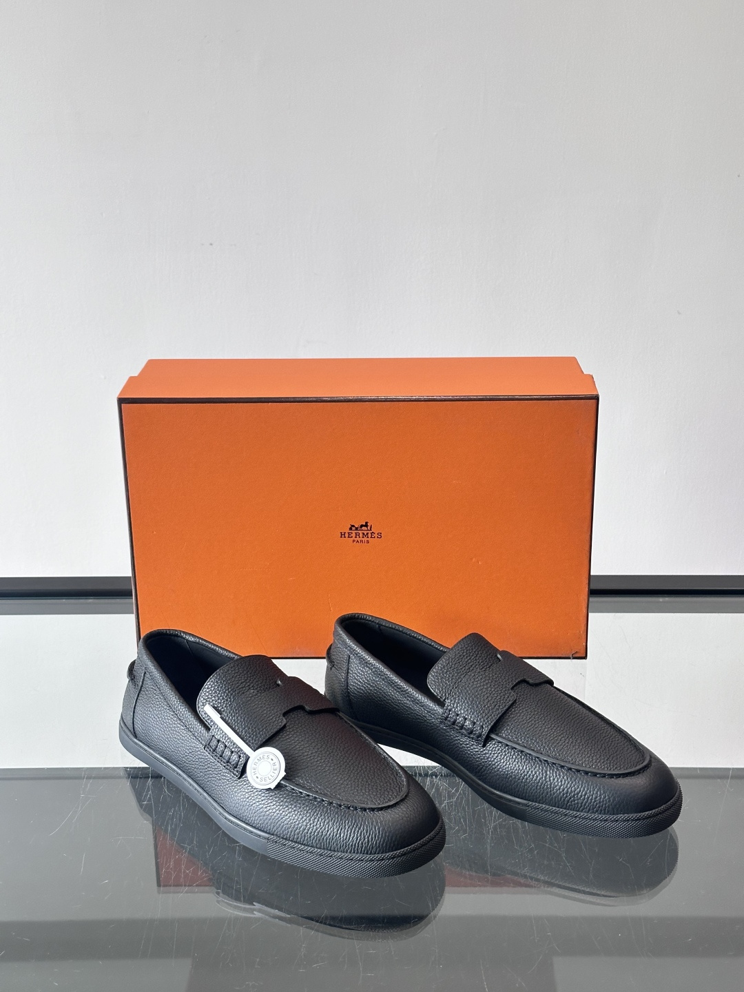 H爱马仕男士皮质乐福鞋，采用经典马衔扣设计，搭配橡胶厚底，皮质细腻有纹理，整体风格兼具复古优雅与现代休闲