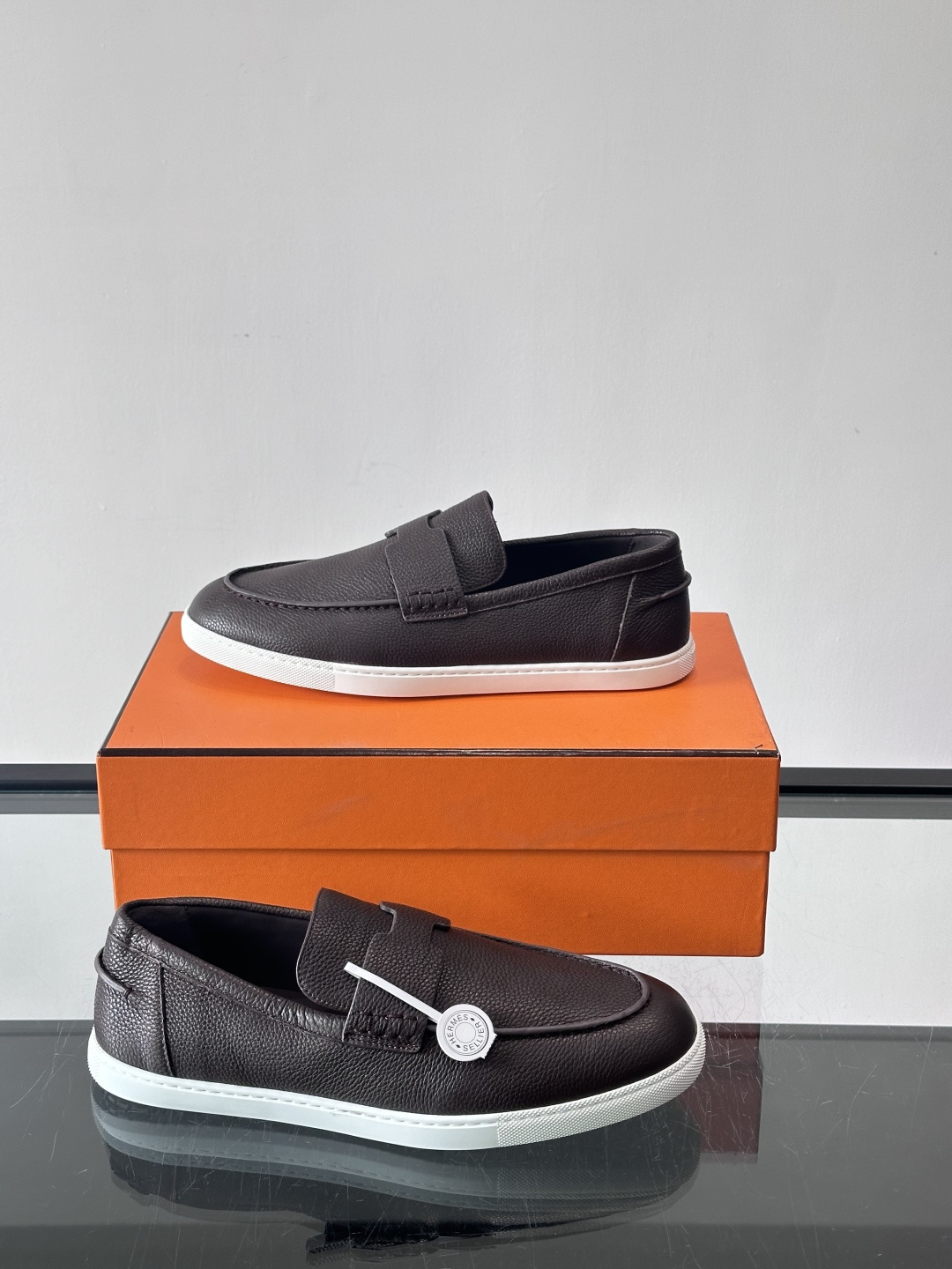 H爱马仕男士皮质乐福鞋，采用经典马衔扣设计，搭配橡胶厚底，皮质细腻有纹理，整体风格兼具复古优雅与现代休闲