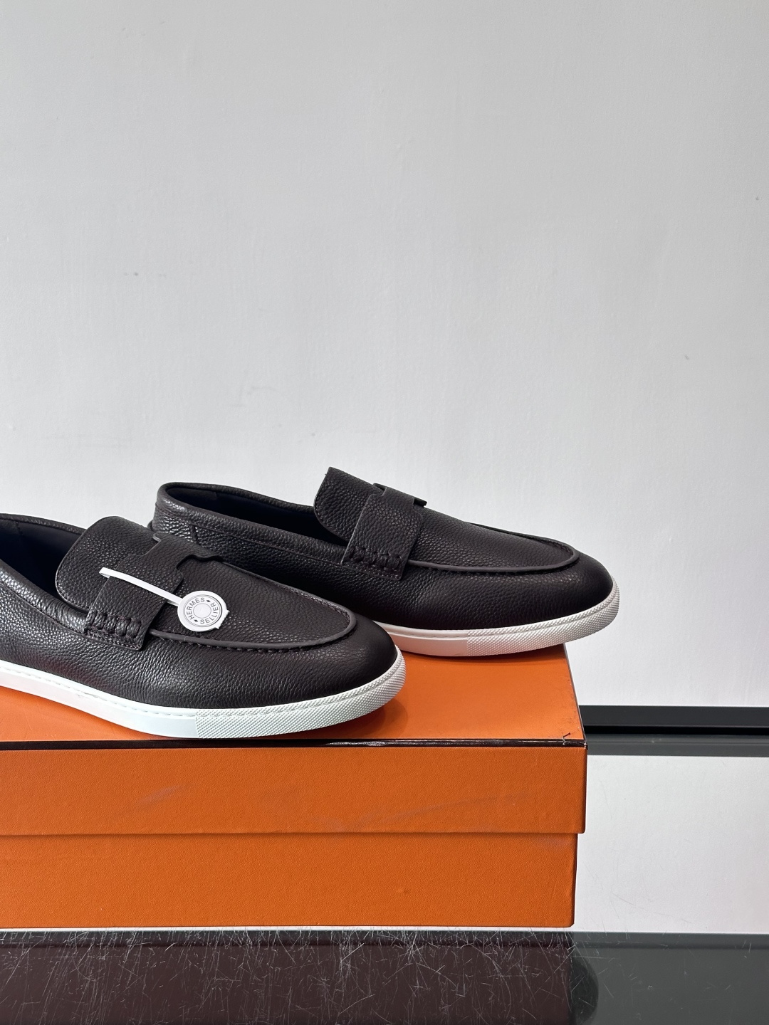 H爱马仕男士皮质乐福鞋，采用经典马衔扣设计，搭配橡胶厚底，皮质细腻有纹理，整体风格兼具复古优雅与现代休闲