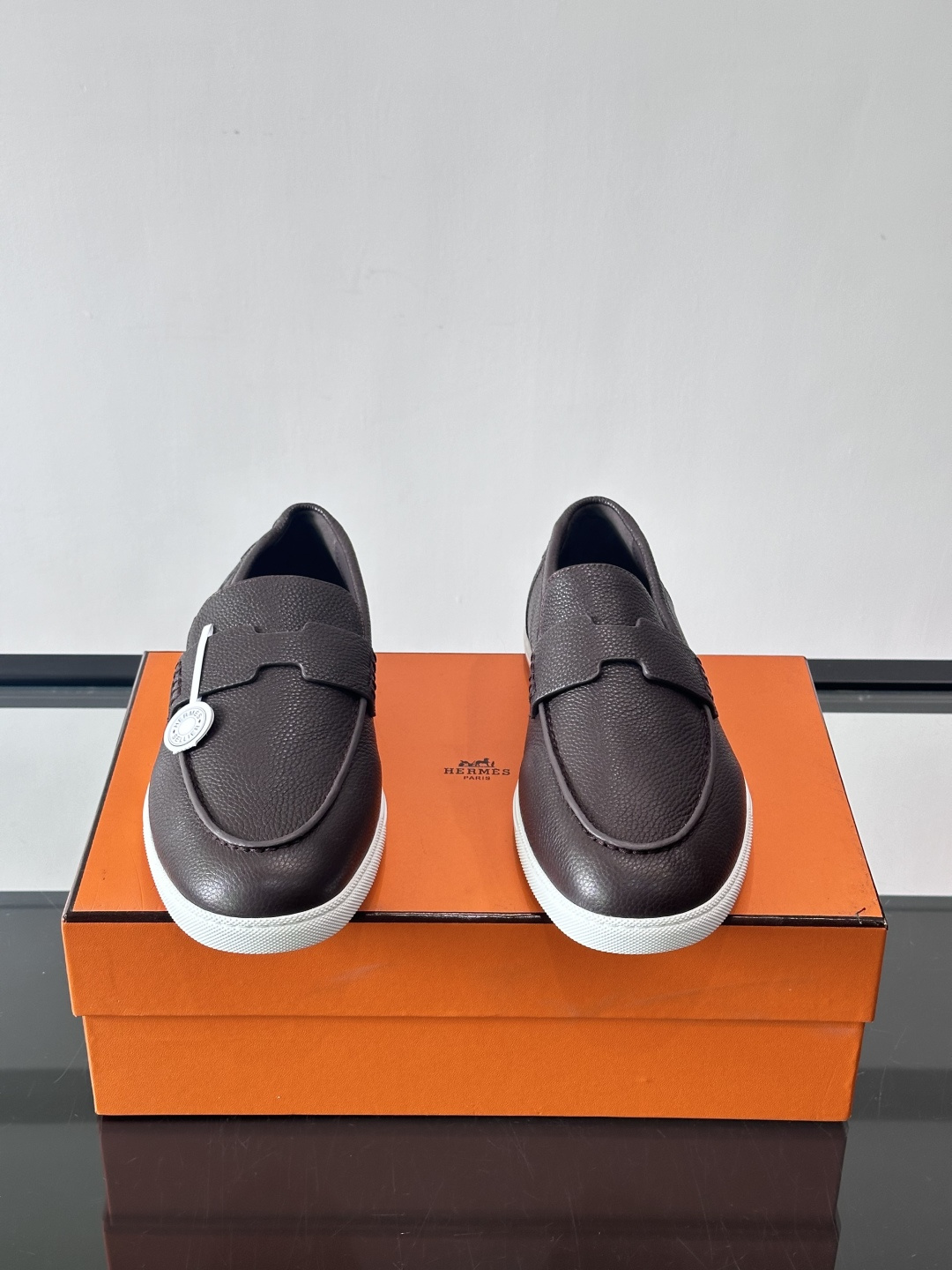 H爱马仕男士皮质乐福鞋，采用经典马衔扣设计，搭配橡胶厚底，皮质细腻有纹理，整体风格兼具复古优雅与现代休闲