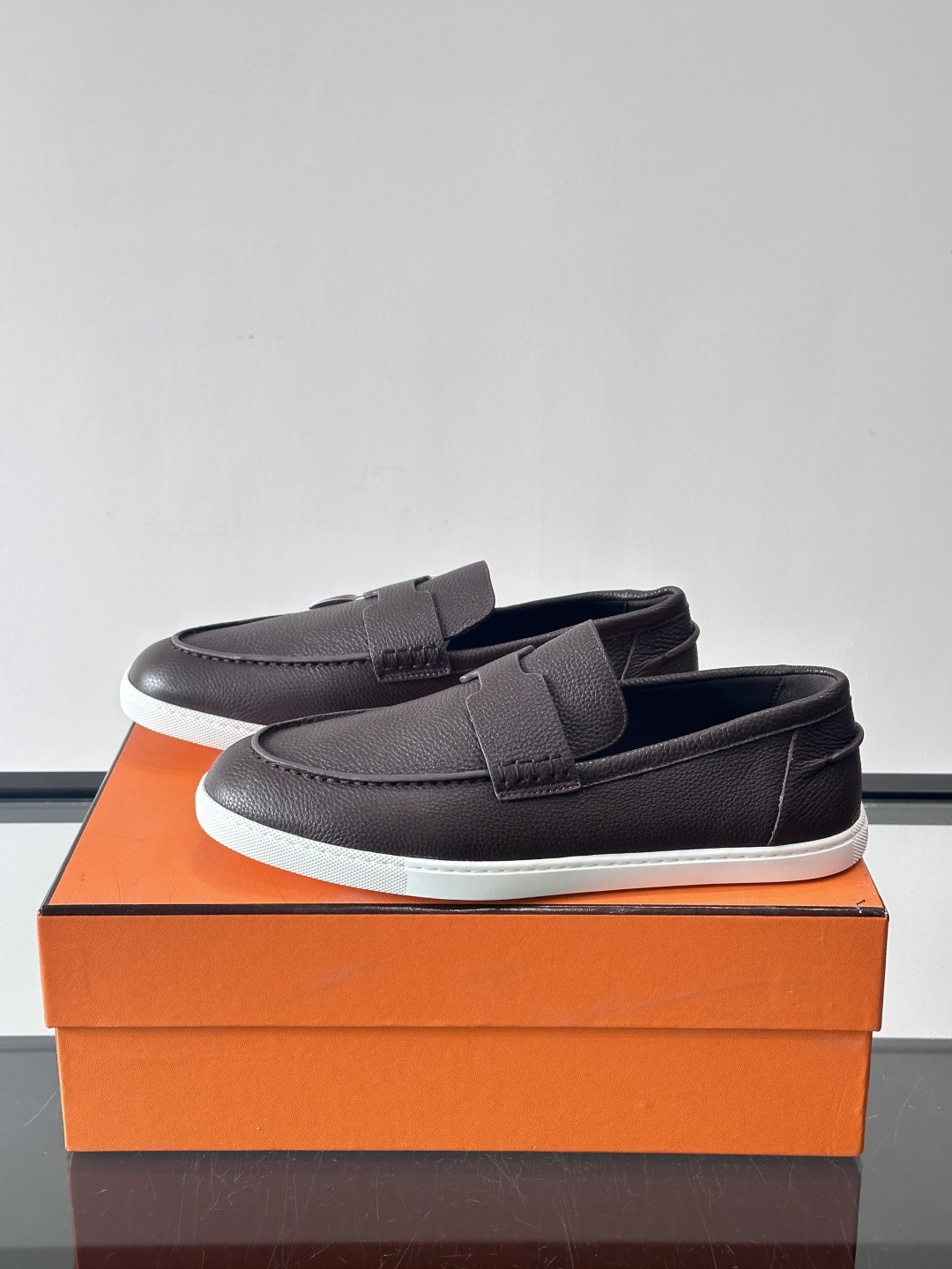 H爱马仕男士皮质乐福鞋，采用经典马衔扣设计，搭配橡胶厚底，皮质细腻有纹理，整体风格兼具复古优雅与现代休闲