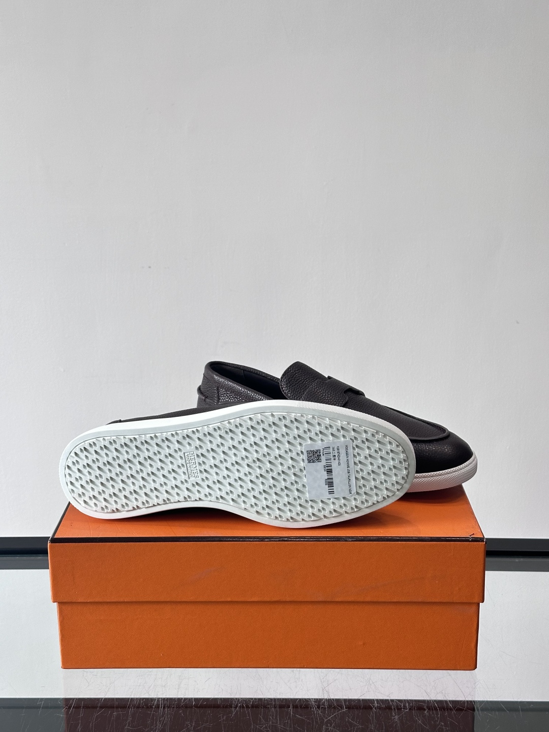 H爱马仕男士皮质乐福鞋，采用经典马衔扣设计，搭配橡胶厚底，皮质细腻有纹理，整体风格兼具复古优雅与现代休闲