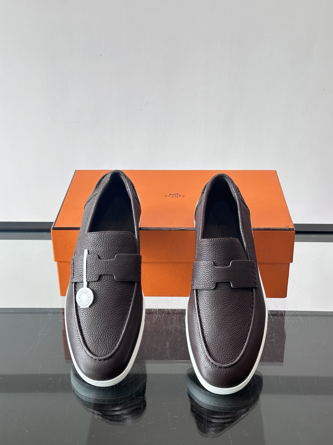 H爱马仕男士皮质乐福鞋，采用经典马衔扣设计，搭配橡胶厚底，皮质细腻有纹理，整体风格兼具复古优雅与现代休闲