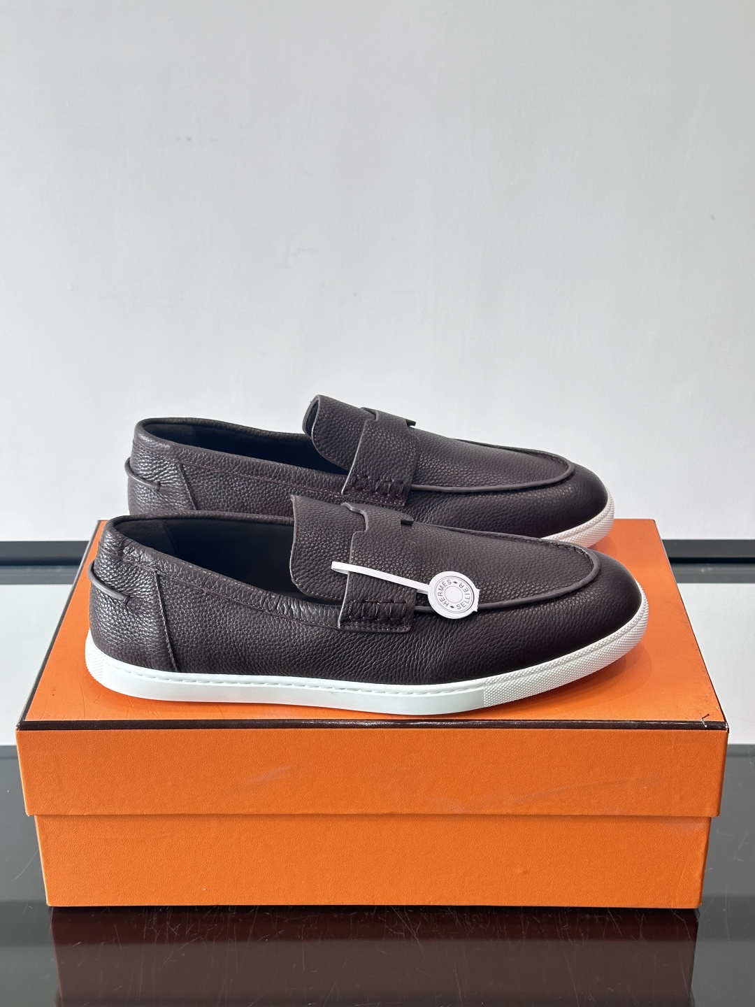 H爱马仕男士皮质乐福鞋，采用经典马衔扣设计，搭配橡胶厚底，皮质细腻有纹理，整体风格兼具复古优雅与现代休闲