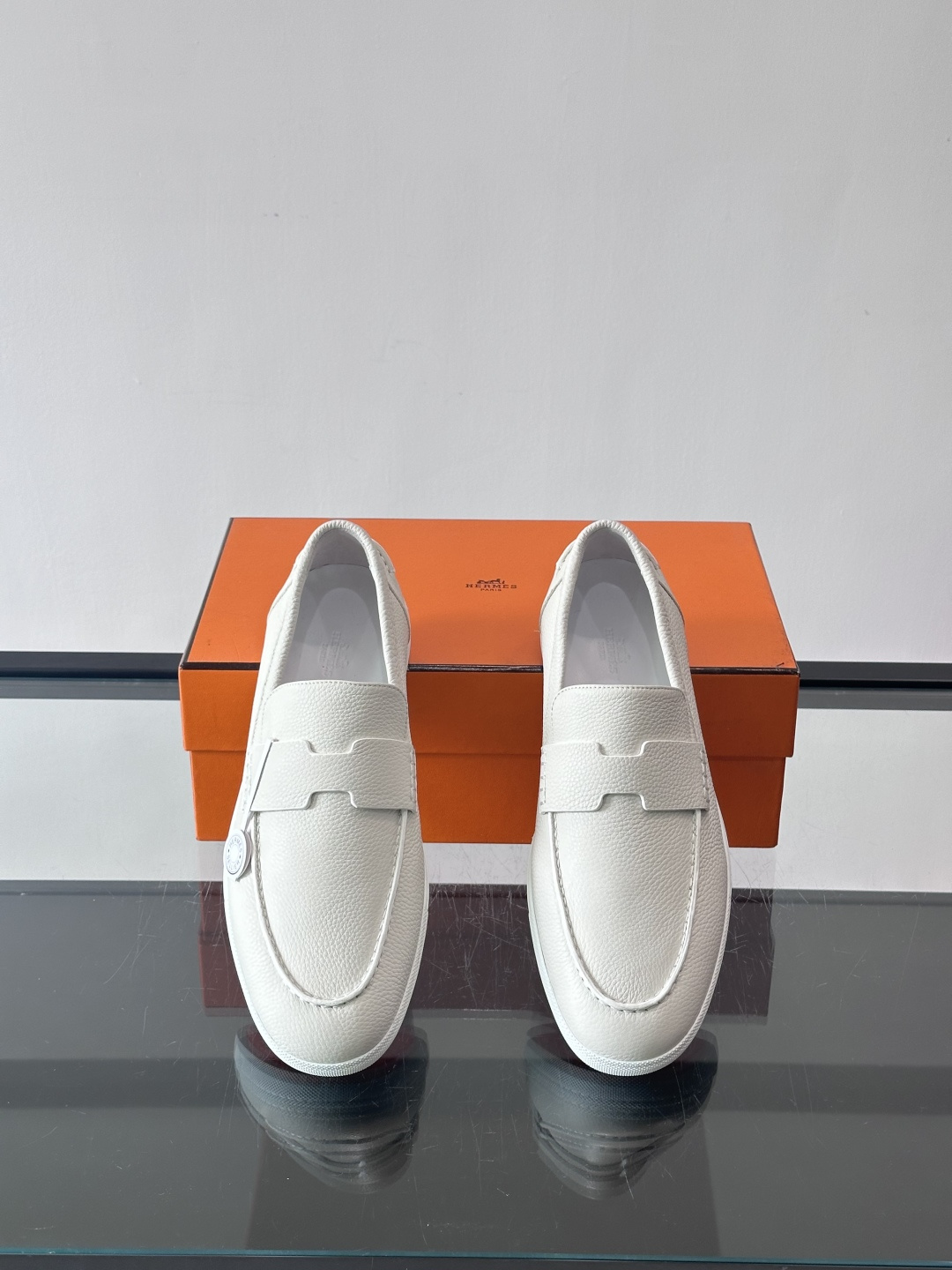 H爱马仕男士皮质乐福鞋，采用经典马衔扣设计，搭配橡胶厚底，皮质细腻有纹理，整体风格兼具复古优雅与现代休闲