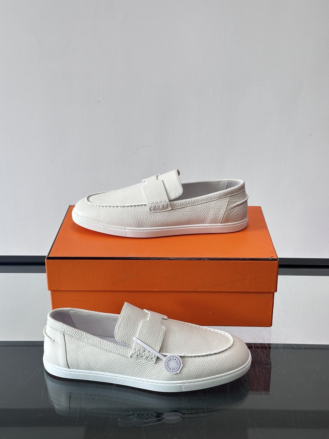 H爱马仕男士皮质乐福鞋，采用经典马衔扣设计，搭配橡胶厚底，皮质细腻有纹理，整体风格兼具复古优雅与现代休闲