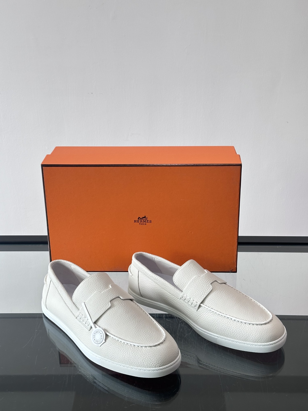 H爱马仕男士皮质乐福鞋，采用经典马衔扣设计，搭配橡胶厚底，皮质细腻有纹理，整体风格兼具复古优雅与现代休闲