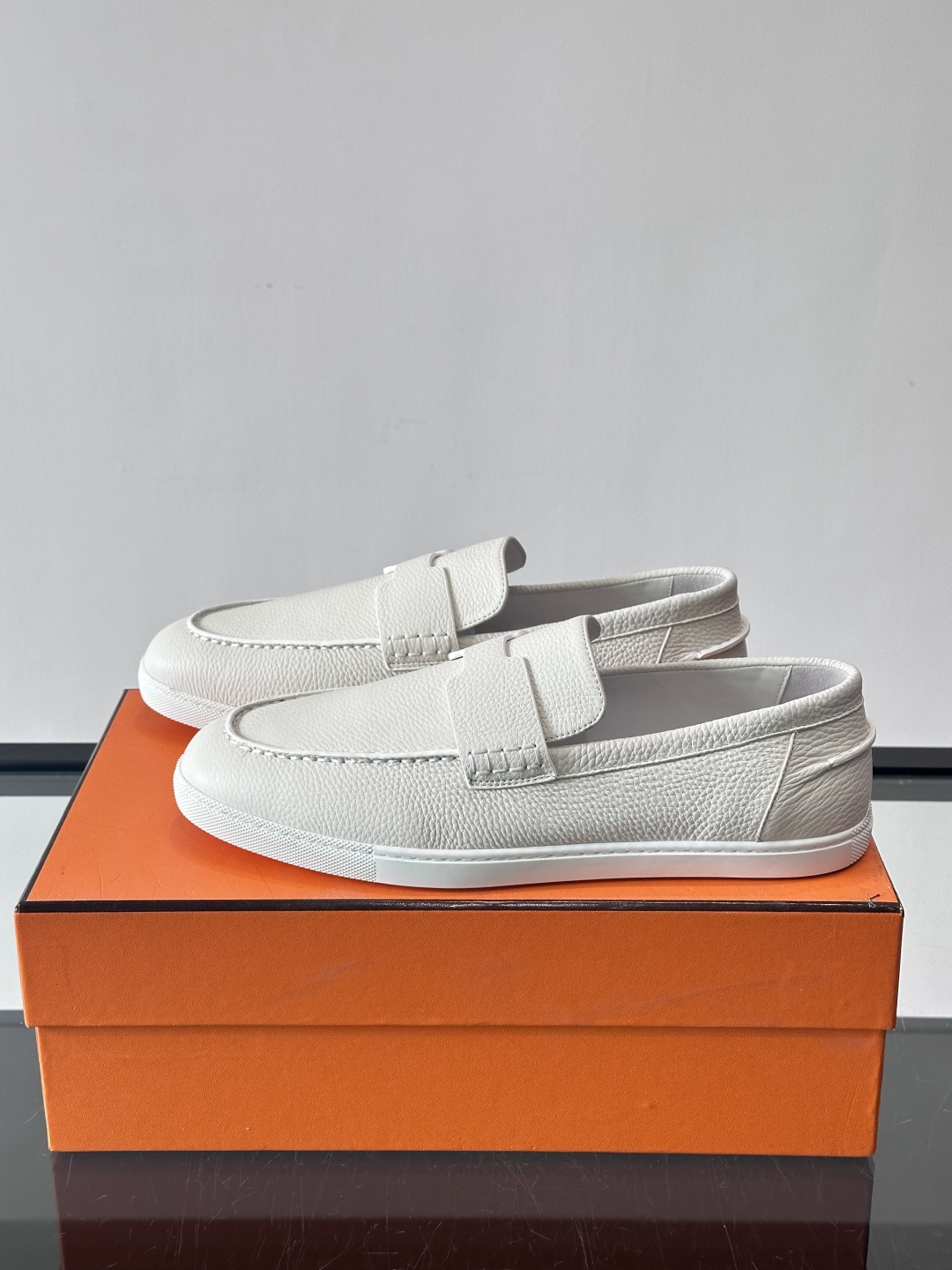 H爱马仕男士皮质乐福鞋，采用经典马衔扣设计，搭配橡胶厚底，皮质细腻有纹理，整体风格兼具复古优雅与现代休闲