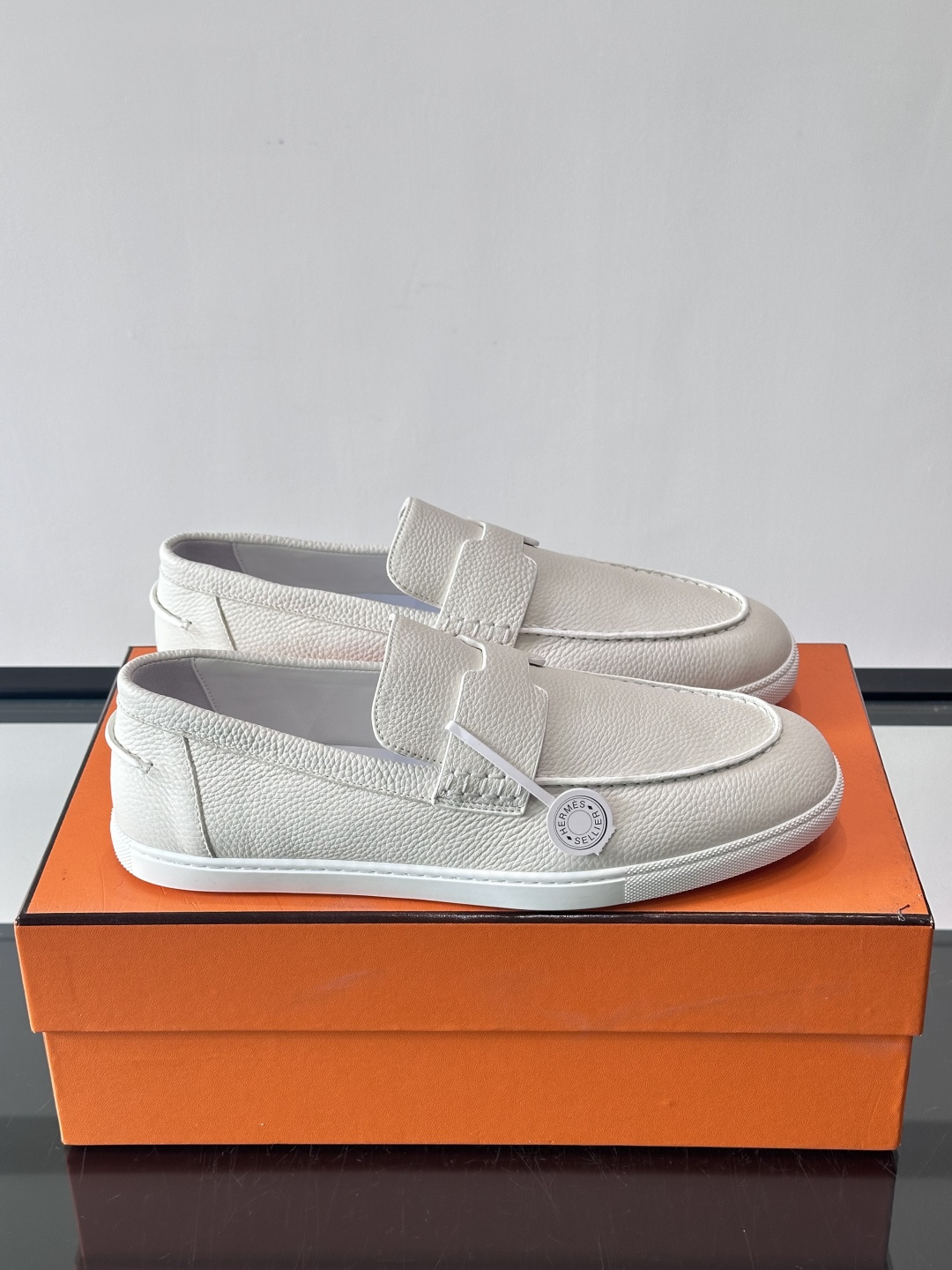 H爱马仕男士皮质乐福鞋，采用经典马衔扣设计，搭配橡胶厚底，皮质细腻有纹理，整体风格兼具复古优雅与现代休闲