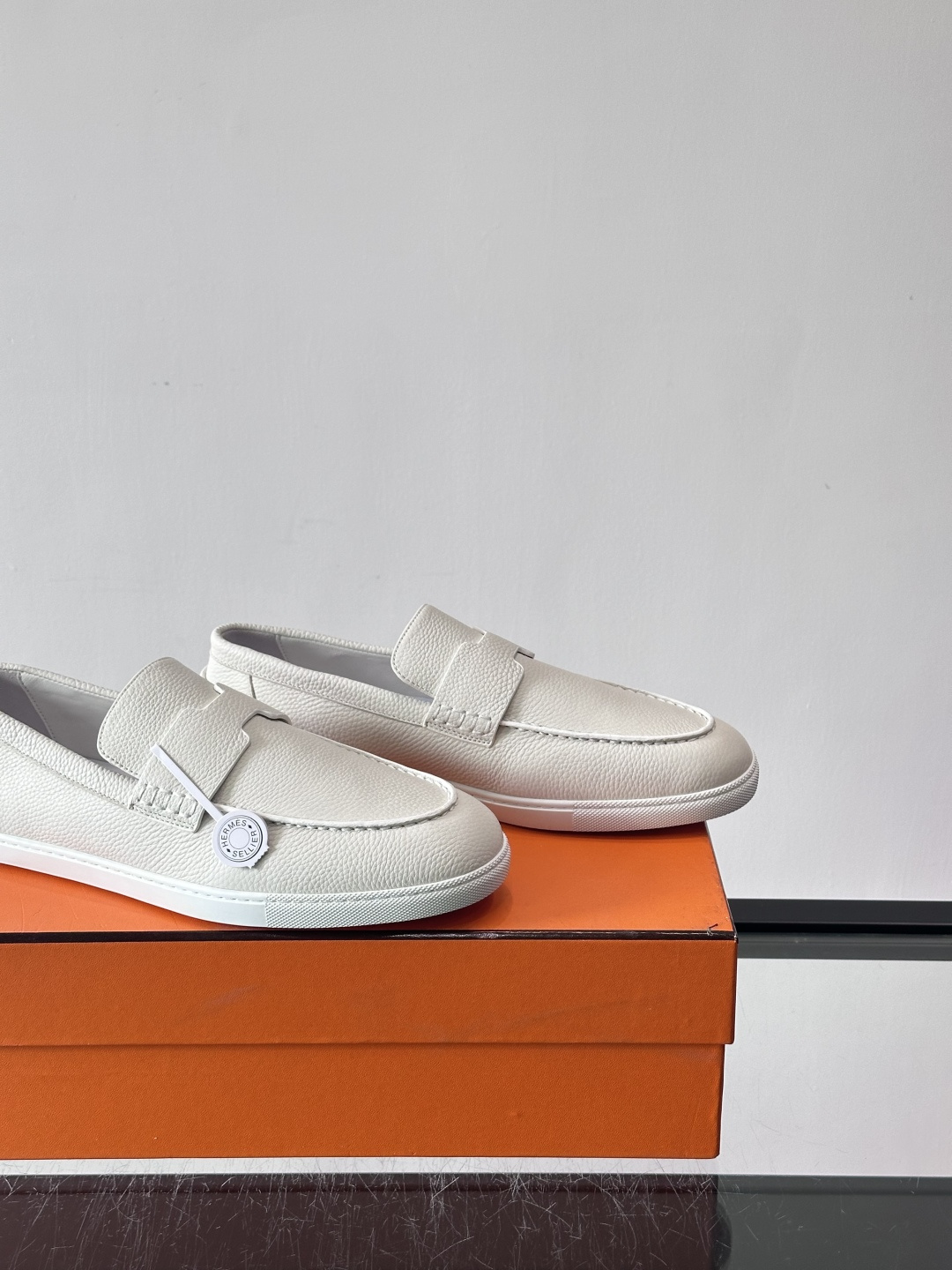 H爱马仕男士皮质乐福鞋，采用经典马衔扣设计，搭配橡胶厚底，皮质细腻有纹理，整体风格兼具复古优雅与现代休闲