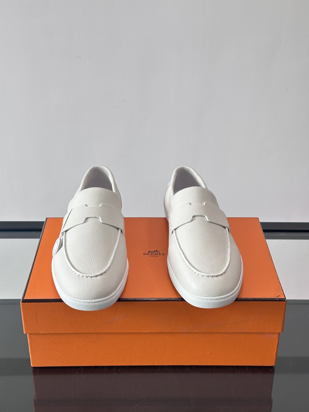 H爱马仕男士皮质乐福鞋，采用经典马衔扣设计，搭配橡胶厚底，皮质细腻有纹理，整体风格兼具复古优雅与现代休闲