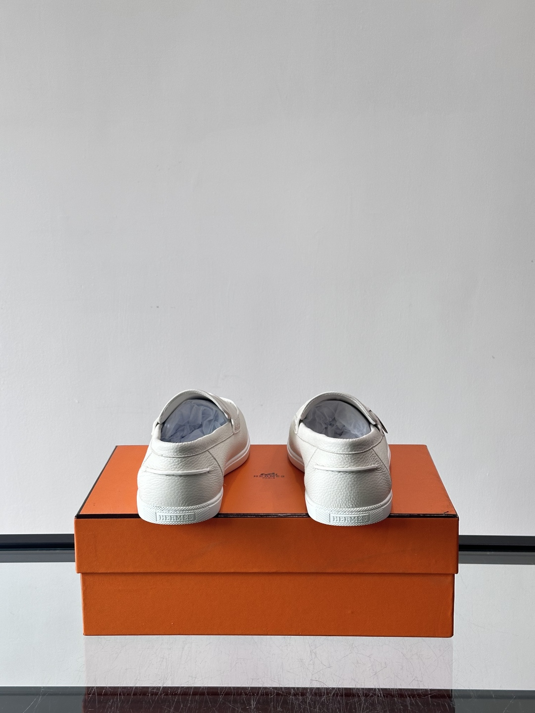 H爱马仕男士皮质乐福鞋，采用经典马衔扣设计，搭配橡胶厚底，皮质细腻有纹理，整体风格兼具复古优雅与现代休闲