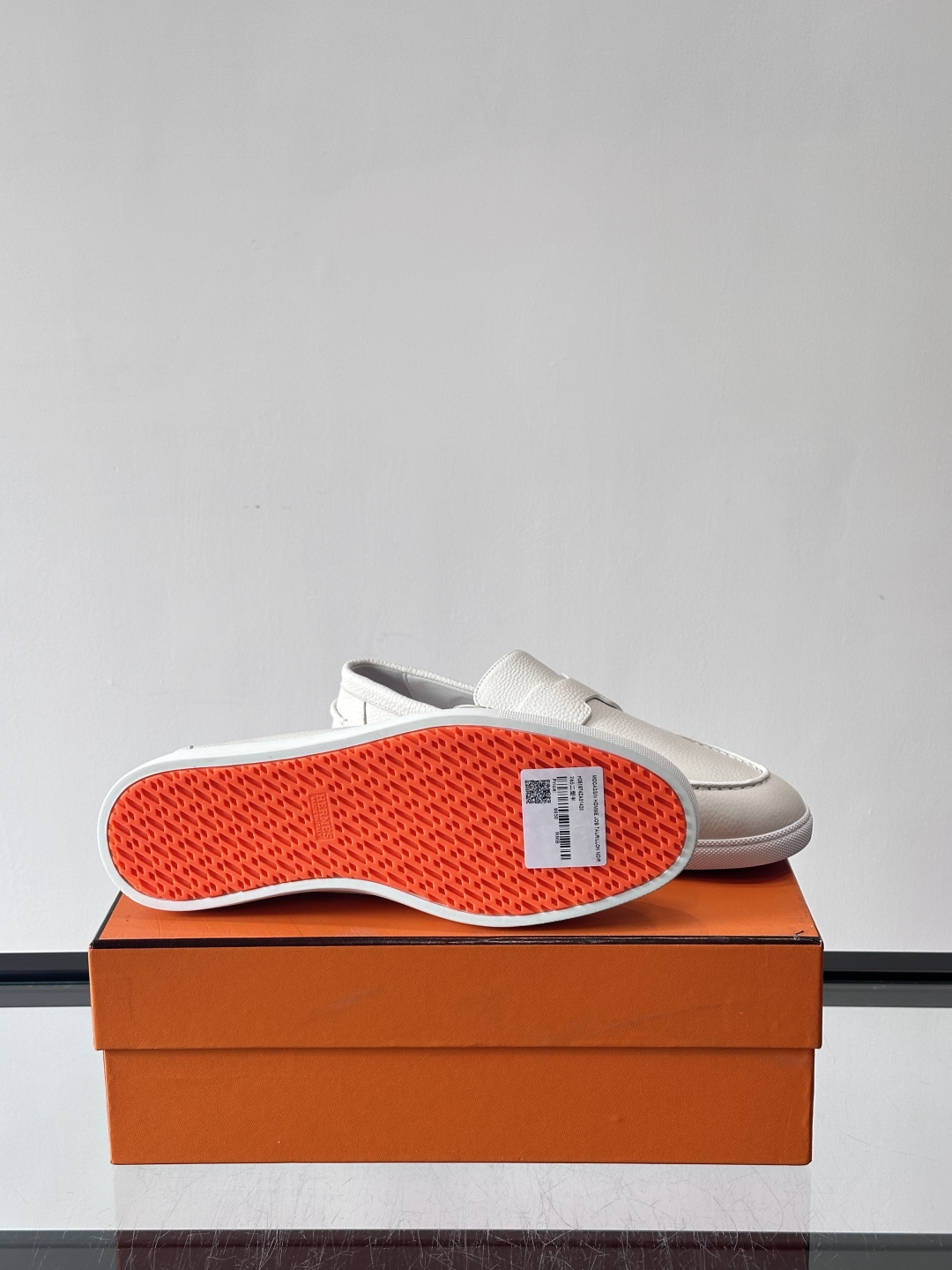 H爱马仕男士皮质乐福鞋，采用经典马衔扣设计，搭配橡胶厚底，皮质细腻有纹理，整体风格兼具复古优雅与现代休闲