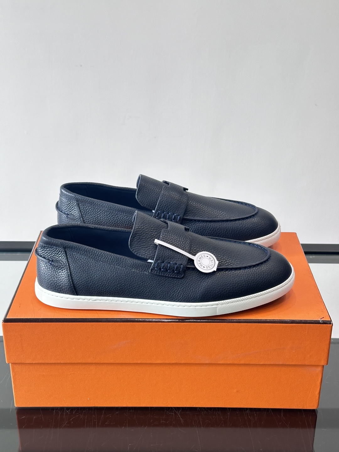 H爱马仕男士皮质乐福鞋，采用经典马衔扣设计，搭配橡胶厚底，皮质细腻有纹理，整体风格兼具复古优雅与现代休闲