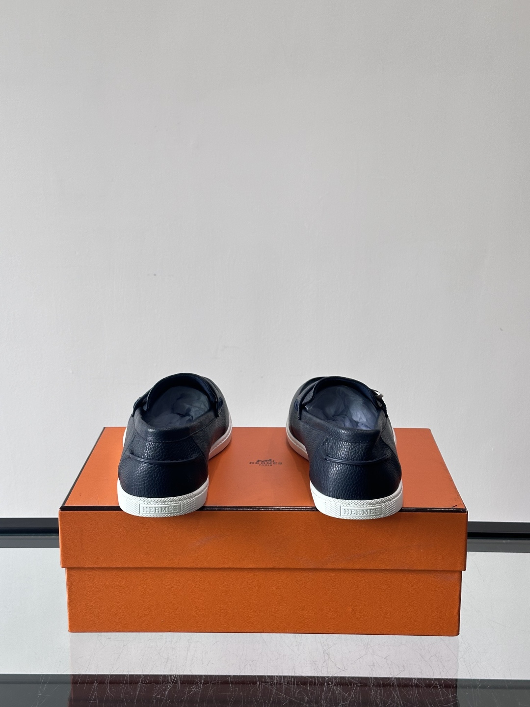 H爱马仕男士皮质乐福鞋，采用经典马衔扣设计，搭配橡胶厚底，皮质细腻有纹理，整体风格兼具复古优雅与现代休闲