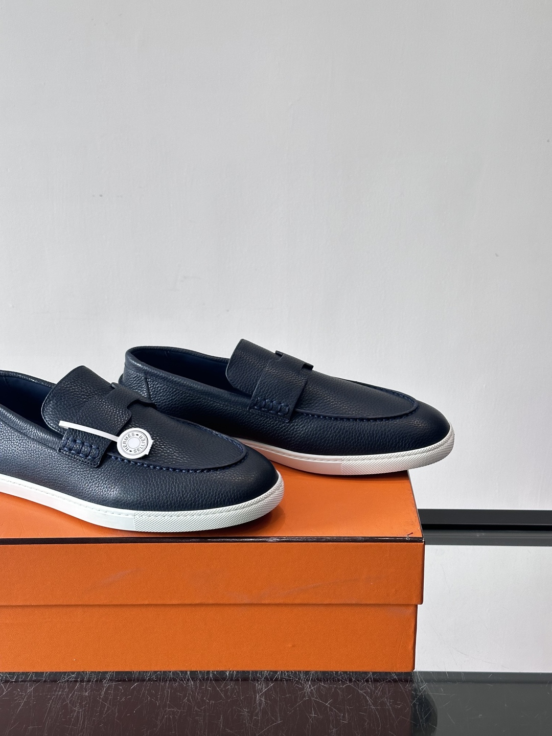 H爱马仕男士皮质乐福鞋，采用经典马衔扣设计，搭配橡胶厚底，皮质细腻有纹理，整体风格兼具复古优雅与现代休闲