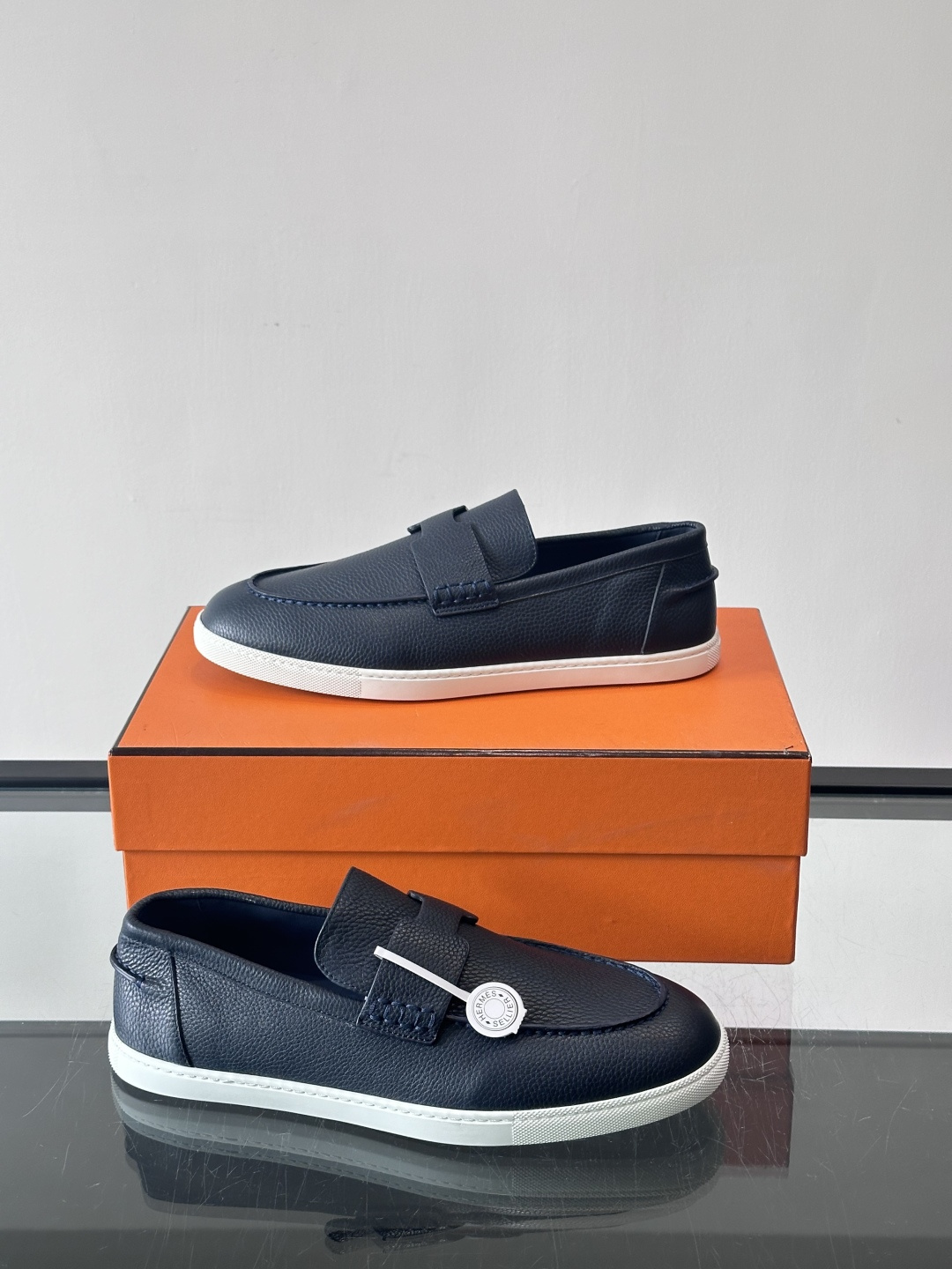 H爱马仕男士皮质乐福鞋，采用经典马衔扣设计，搭配橡胶厚底，皮质细腻有纹理，整体风格兼具复古优雅与现代休闲