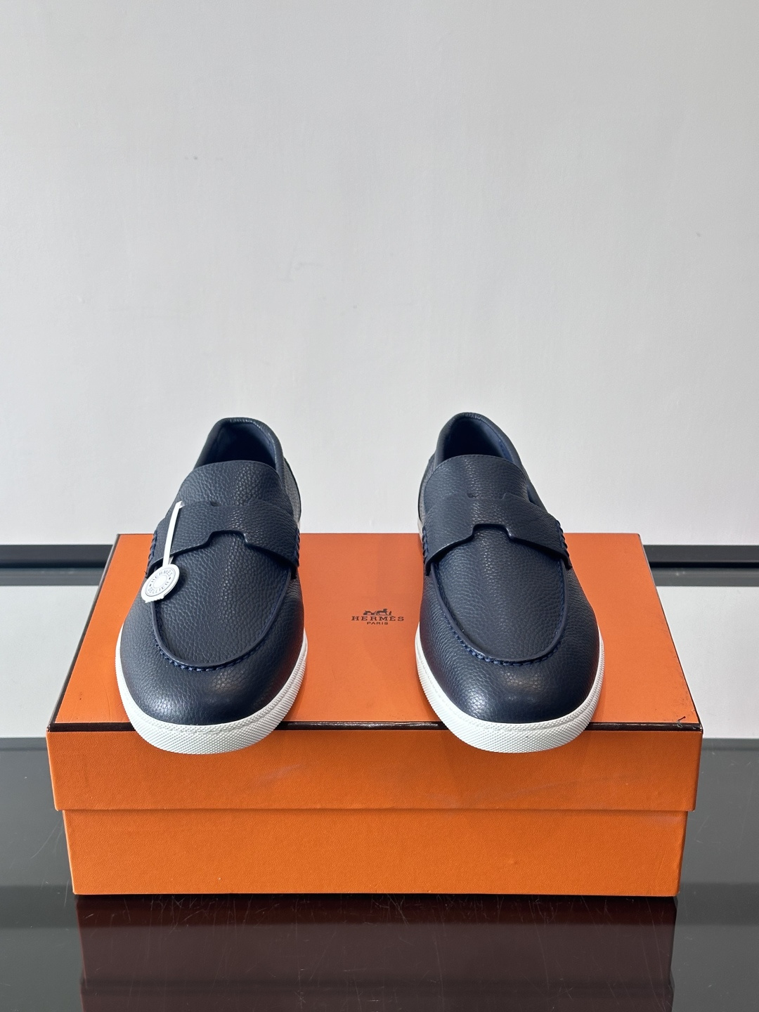 H爱马仕男士皮质乐福鞋，采用经典马衔扣设计，搭配橡胶厚底，皮质细腻有纹理，整体风格兼具复古优雅与现代休闲