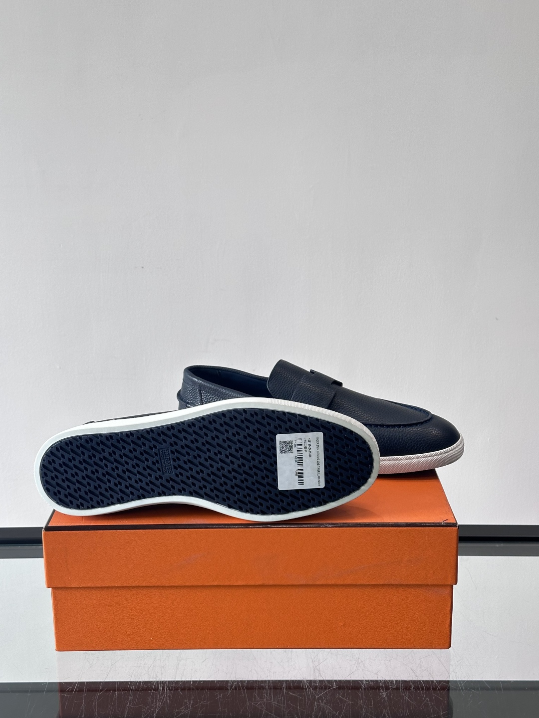 H爱马仕男士皮质乐福鞋，采用经典马衔扣设计，搭配橡胶厚底，皮质细腻有纹理，整体风格兼具复古优雅与现代休闲