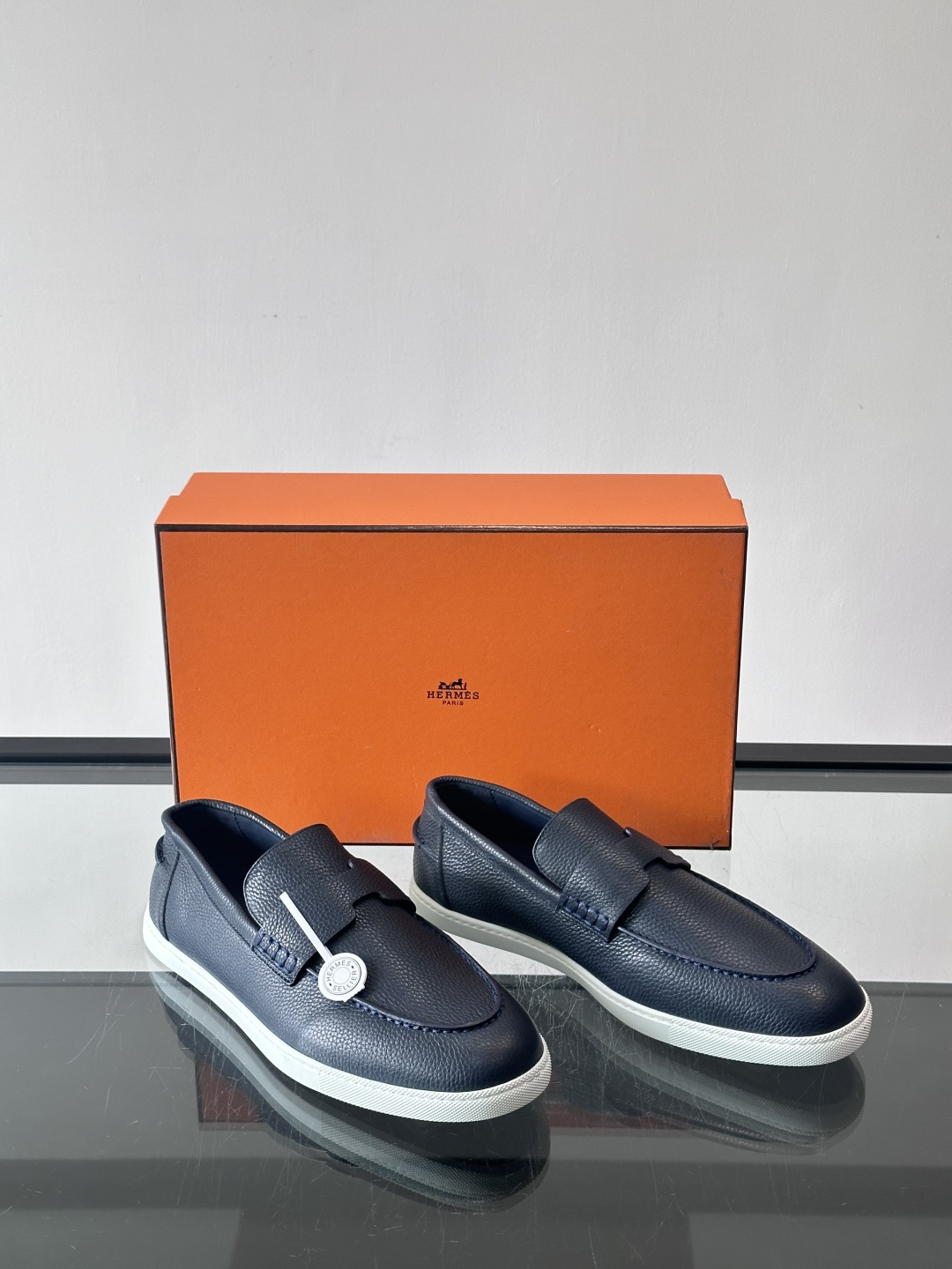 H爱马仕男士皮质乐福鞋，采用经典马衔扣设计，搭配橡胶厚底，皮质细腻有纹理，整体风格兼具复古优雅与现代休闲