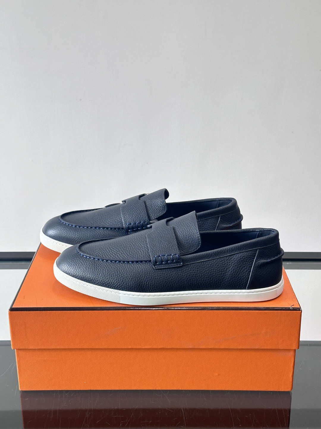 H爱马仕男士皮质乐福鞋，采用经典马衔扣设计，搭配橡胶厚底，皮质细腻有纹理，整体风格兼具复古优雅与现代休闲