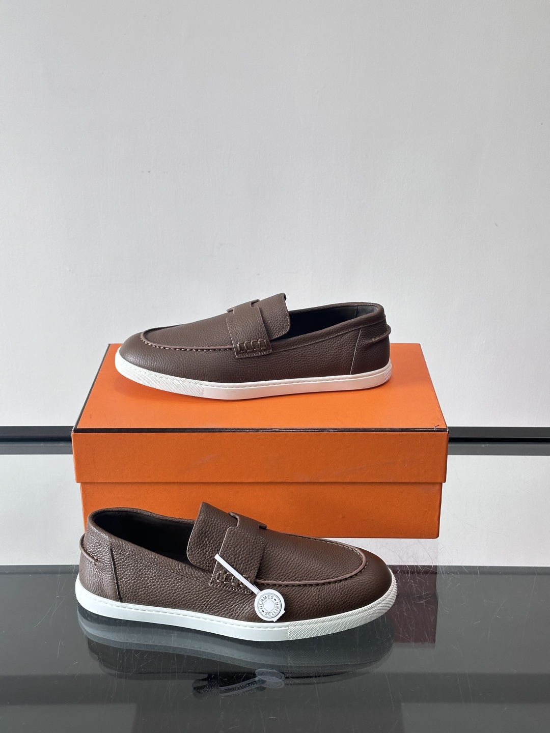 H爱马仕男士皮质乐福鞋，采用经典马衔扣设计，搭配橡胶厚底，皮质细腻有纹理，整体风格兼具复古优雅与现代休闲