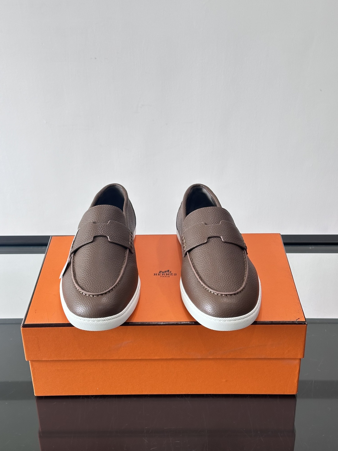 H爱马仕男士皮质乐福鞋，采用经典马衔扣设计，搭配橡胶厚底，皮质细腻有纹理，整体风格兼具复古优雅与现代休闲