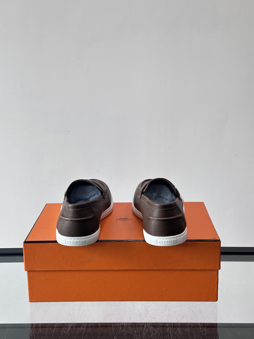 H爱马仕男士皮质乐福鞋，采用经典马衔扣设计，搭配橡胶厚底，皮质细腻有纹理，整体风格兼具复古优雅与现代休闲