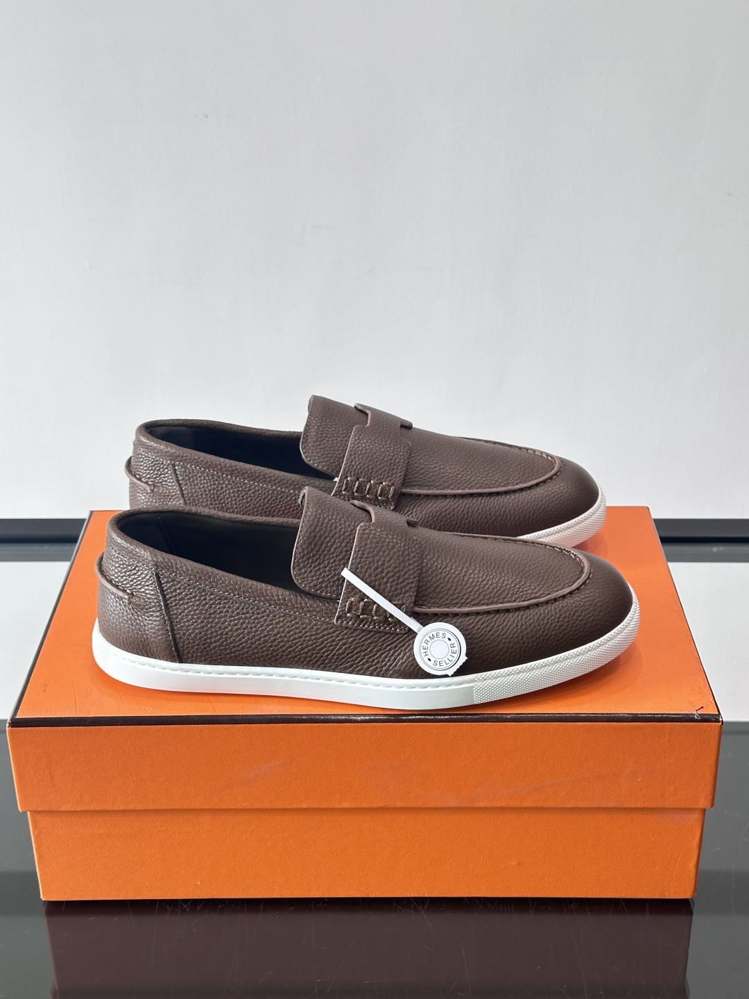 H爱马仕男士皮质乐福鞋，采用经典马衔扣设计，搭配橡胶厚底，皮质细腻有纹理，整体风格兼具复古优雅与现代休闲