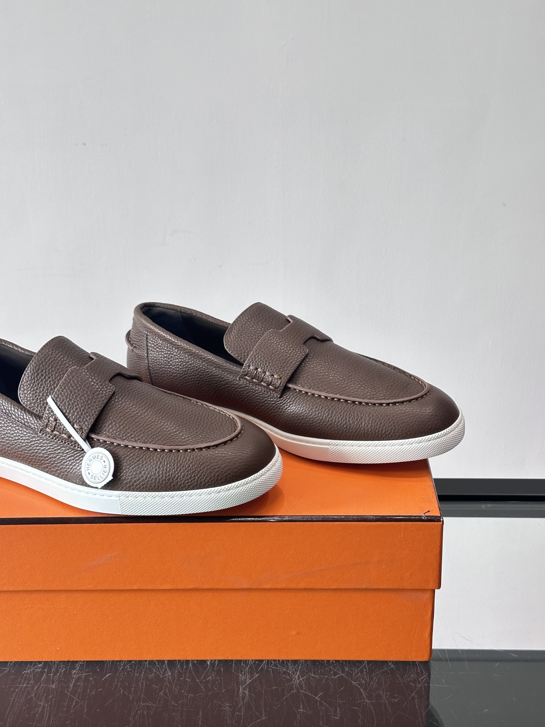 H爱马仕男士皮质乐福鞋，采用经典马衔扣设计，搭配橡胶厚底，皮质细腻有纹理，整体风格兼具复古优雅与现代休闲