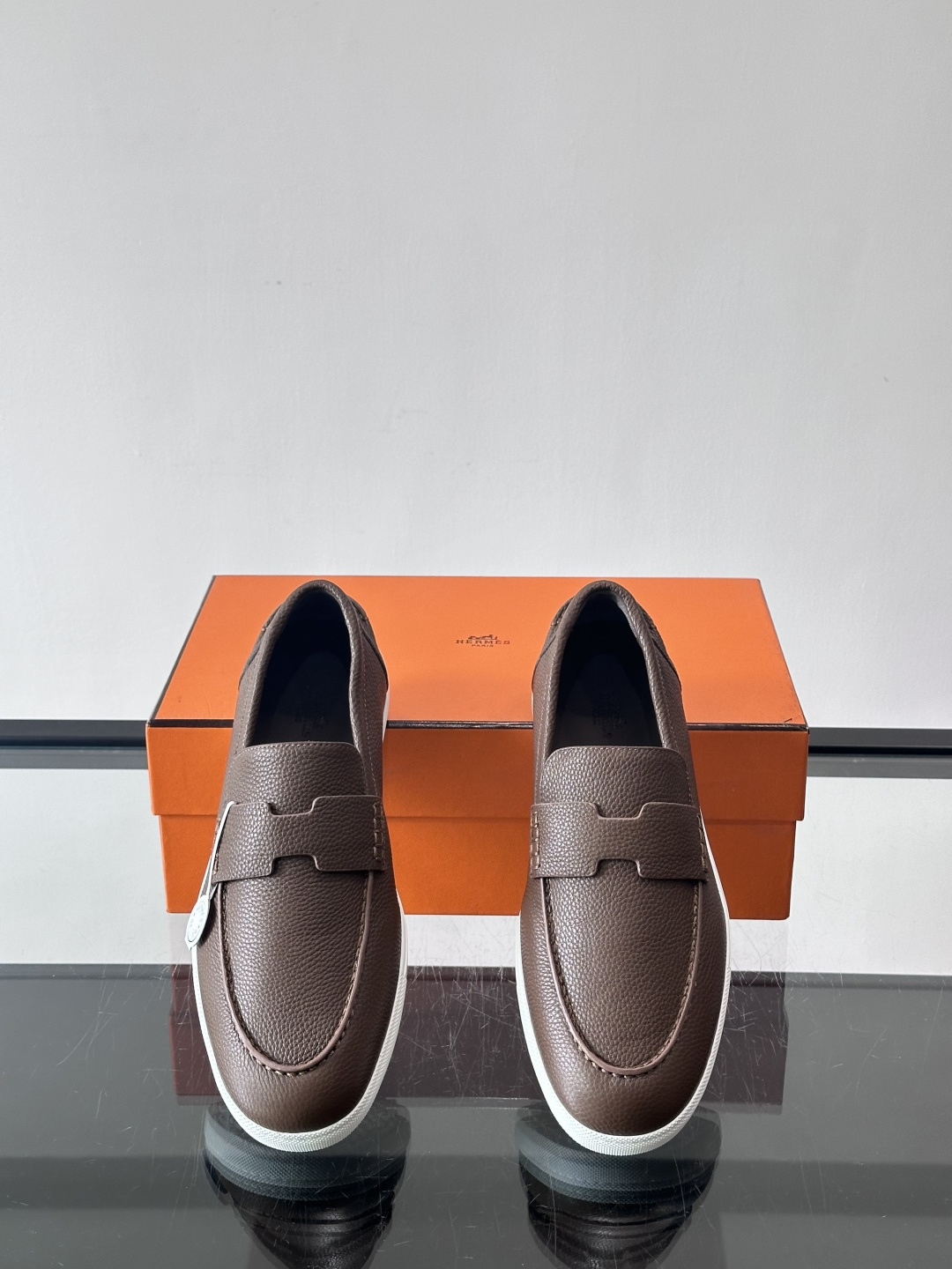 H爱马仕男士皮质乐福鞋，采用经典马衔扣设计，搭配橡胶厚底，皮质细腻有纹理，整体风格兼具复古优雅与现代休闲