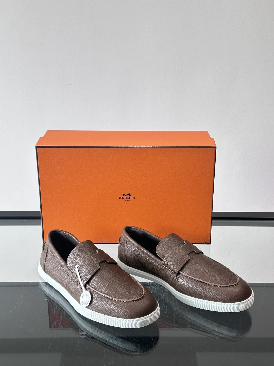 H爱马仕男士皮质乐福鞋，采用经典马衔扣设计，搭配橡胶厚底，皮质细腻有纹理，整体风格兼具复古优雅与现代休闲