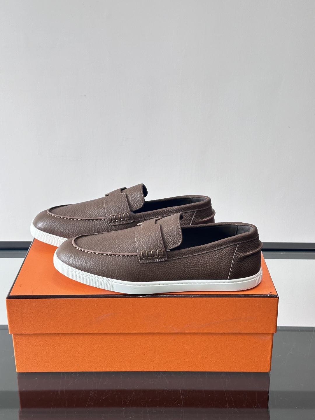 H爱马仕男士皮质乐福鞋，采用经典马衔扣设计，搭配橡胶厚底，皮质细腻有纹理，整体风格兼具复古优雅与现代休闲