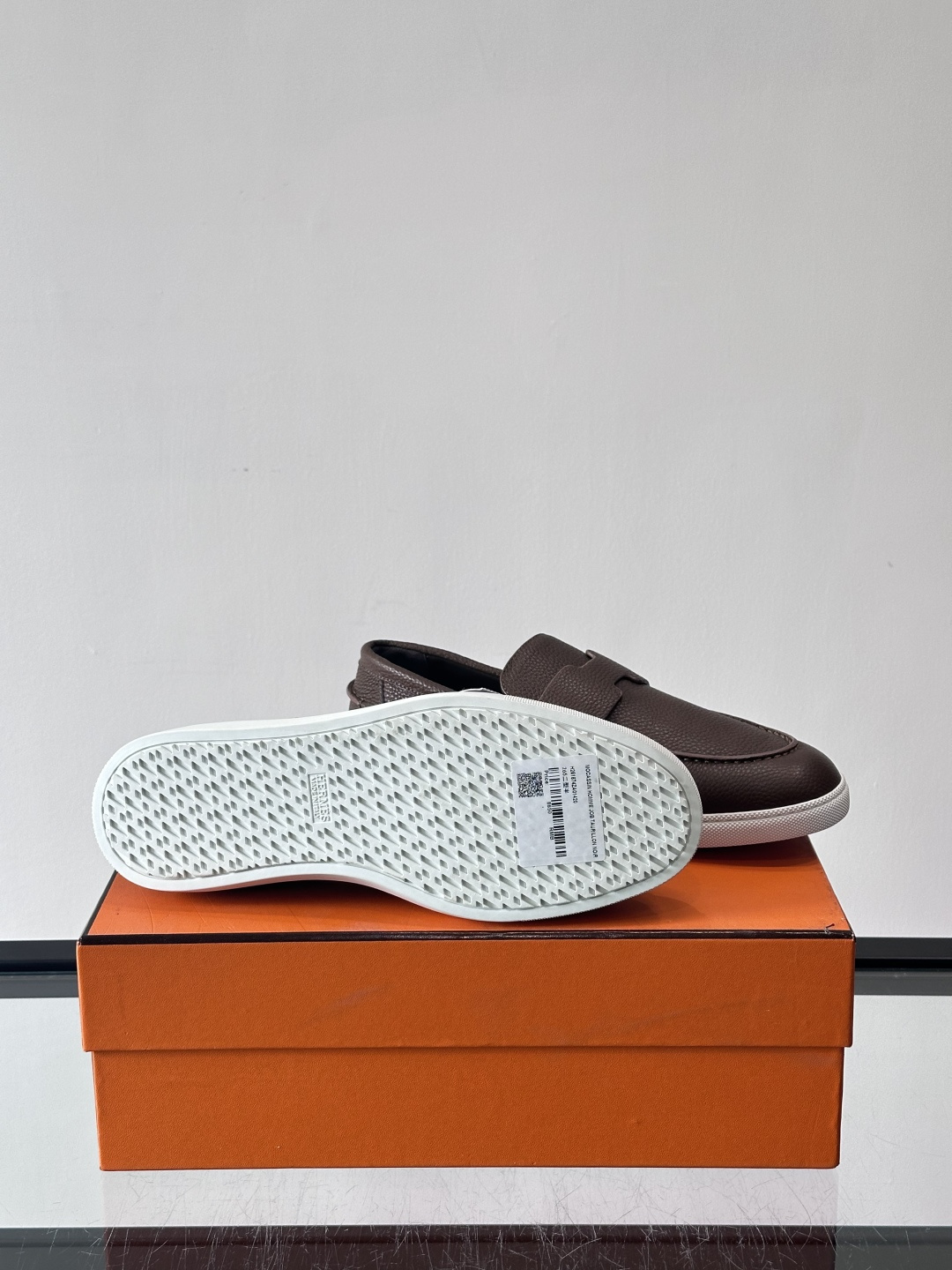 H爱马仕男士皮质乐福鞋，采用经典马衔扣设计，搭配橡胶厚底，皮质细腻有纹理，整体风格兼具复古优雅与现代休闲