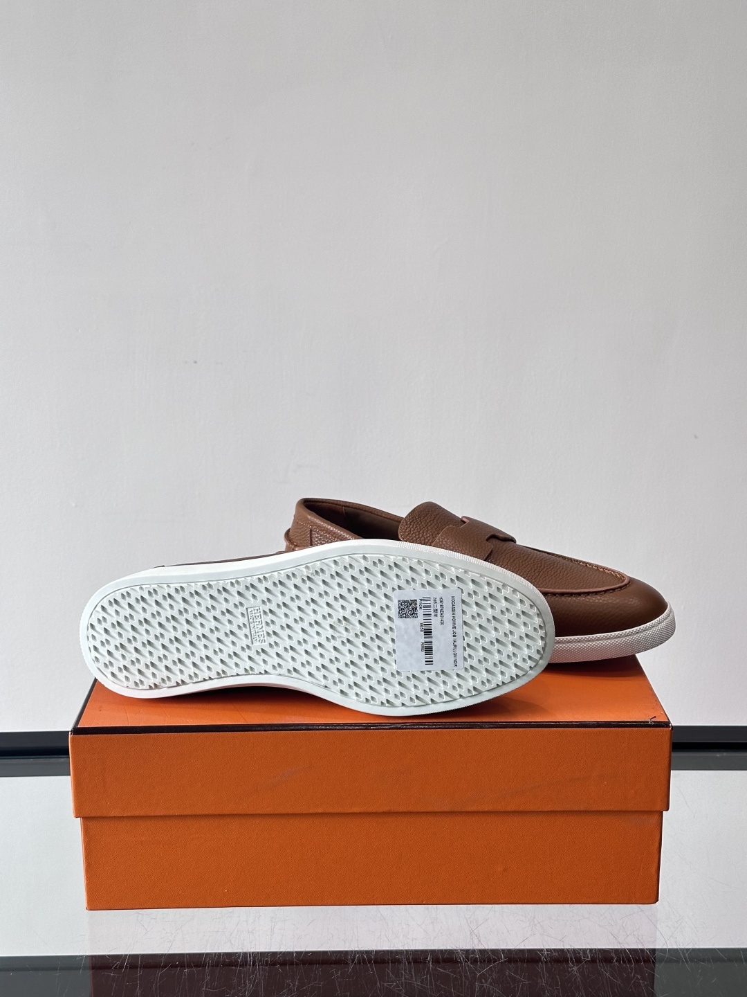 H爱马仕男士皮质乐福鞋，采用经典马衔扣设计，搭配橡胶厚底，皮质细腻有纹理，整体风格兼具复古优雅与现代休闲