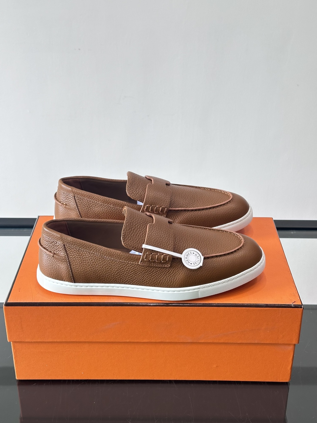 H爱马仕男士皮质乐福鞋，采用经典马衔扣设计，搭配橡胶厚底，皮质细腻有纹理，整体风格兼具复古优雅与现代休闲