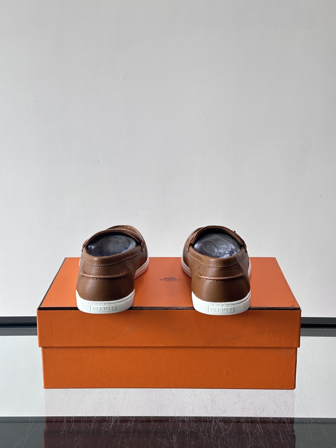 H爱马仕男士皮质乐福鞋，采用经典马衔扣设计，搭配橡胶厚底，皮质细腻有纹理，整体风格兼具复古优雅与现代休闲