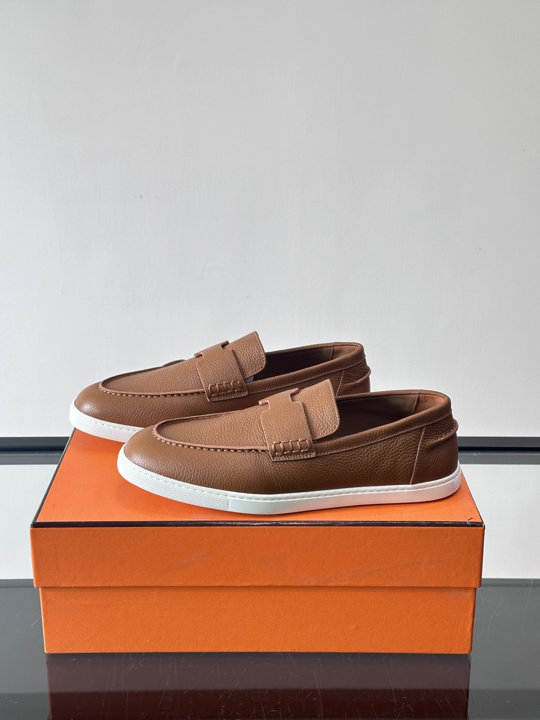 H爱马仕男士皮质乐福鞋，采用经典马衔扣设计，搭配橡胶厚底，皮质细腻有纹理，整体风格兼具复古优雅与现代休闲