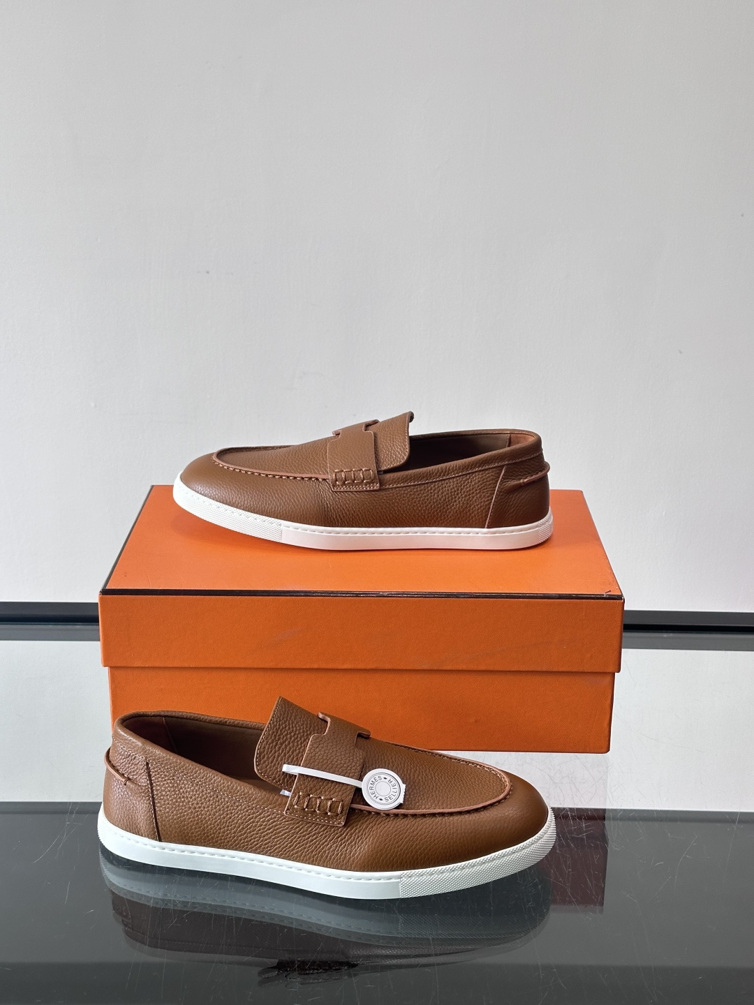 H爱马仕男士皮质乐福鞋，采用经典马衔扣设计，搭配橡胶厚底，皮质细腻有纹理，整体风格兼具复古优雅与现代休闲