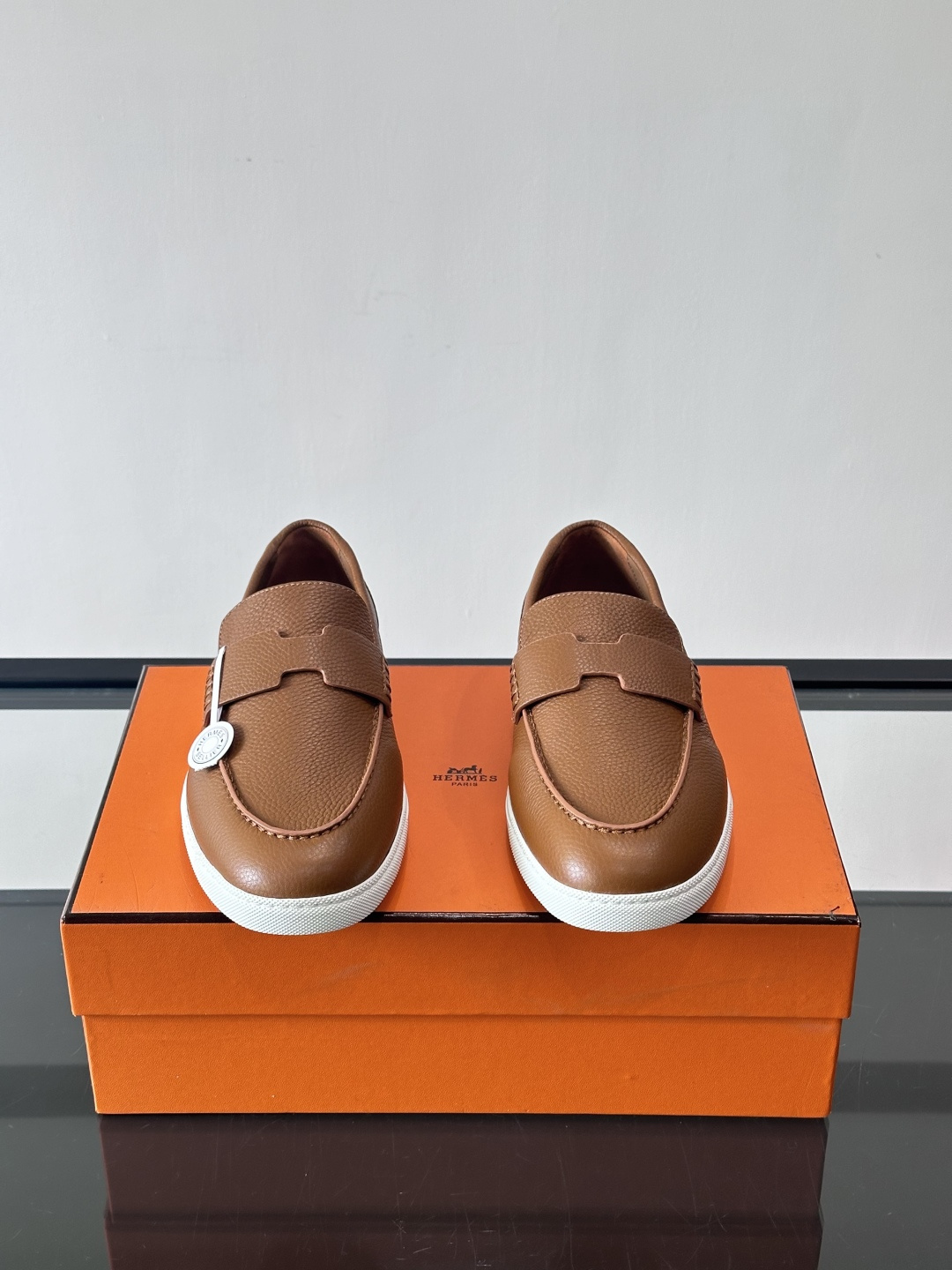H爱马仕男士皮质乐福鞋，采用经典马衔扣设计，搭配橡胶厚底，皮质细腻有纹理，整体风格兼具复古优雅与现代休闲