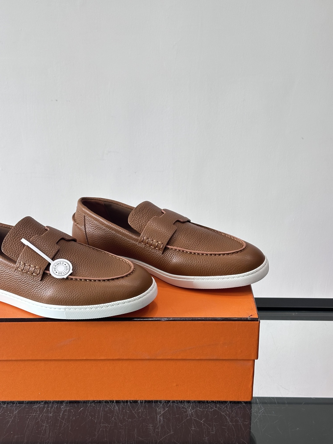 H爱马仕男士皮质乐福鞋，采用经典马衔扣设计，搭配橡胶厚底，皮质细腻有纹理，整体风格兼具复古优雅与现代休闲
