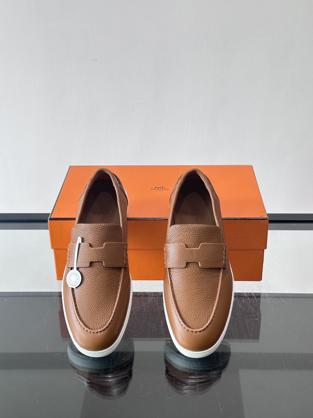 H爱马仕男士皮质乐福鞋，采用经典马衔扣设计，搭配橡胶厚底，皮质细腻有纹理，整体风格兼具复古优雅与现代休闲