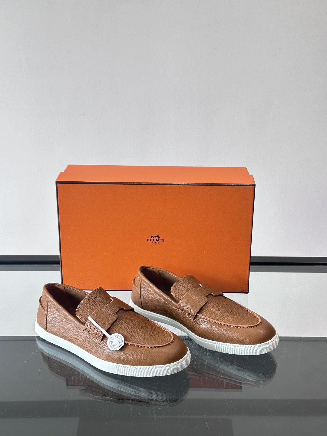 H爱马仕男士皮质乐福鞋，采用经典马衔扣设计，搭配橡胶厚底，皮质细腻有纹理，整体风格兼具复古优雅与现代休闲