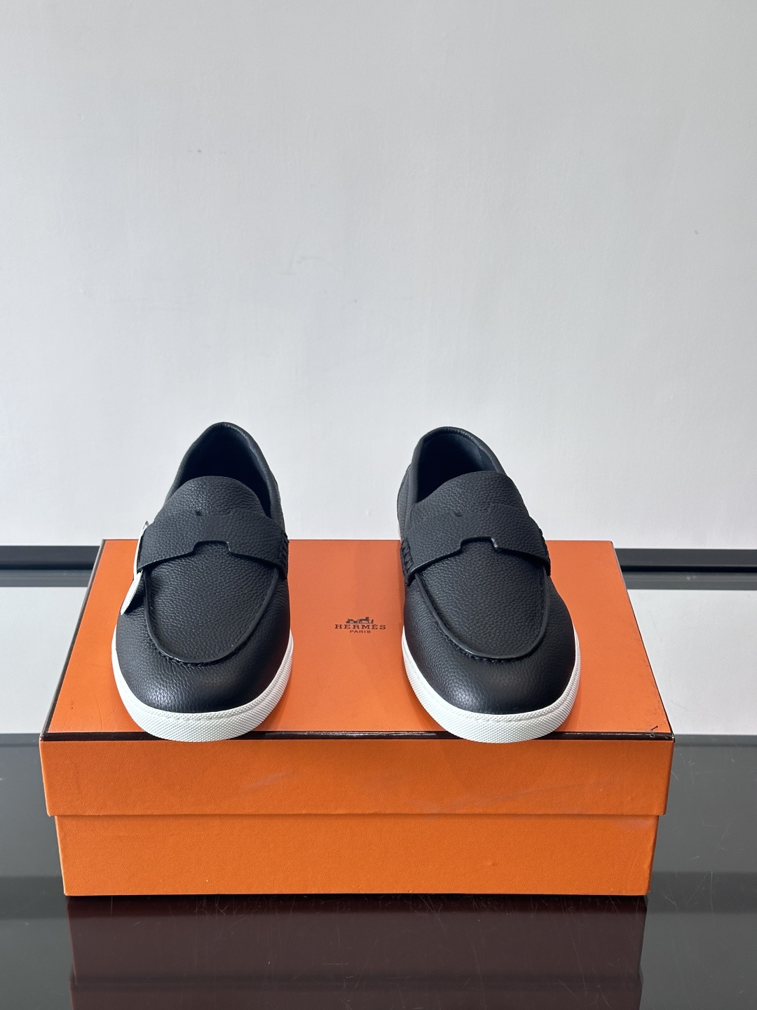 H爱马仕男士皮质乐福鞋，采用经典马衔扣设计，搭配橡胶厚底，皮质细腻有纹理，整体风格兼具复古优雅与现代休闲