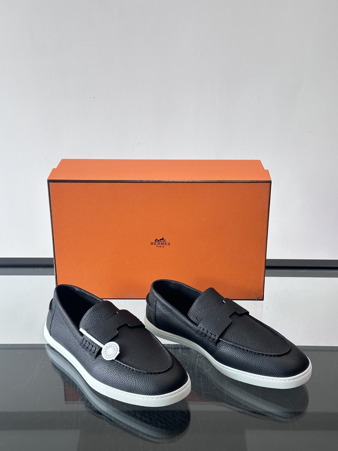 H爱马仕男士皮质乐福鞋，采用经典马衔扣设计，搭配橡胶厚底，皮质细腻有纹理，整体风格兼具复古优雅与现代休闲