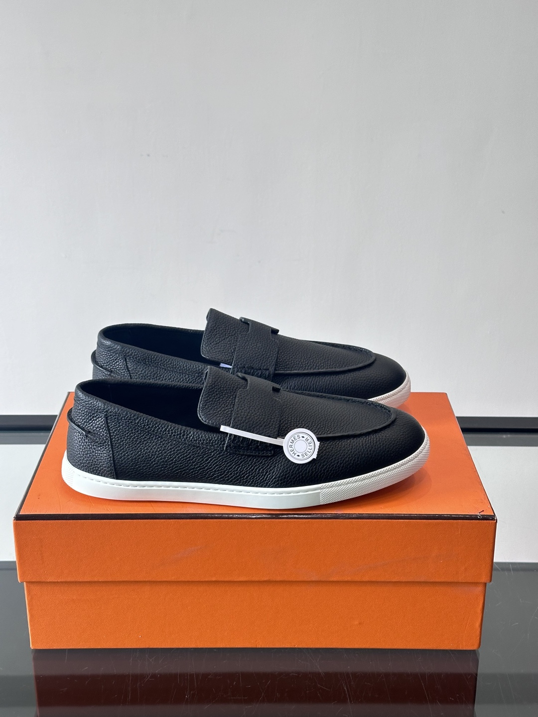 H爱马仕男士皮质乐福鞋，采用经典马衔扣设计，搭配橡胶厚底，皮质细腻有纹理，整体风格兼具复古优雅与现代休闲